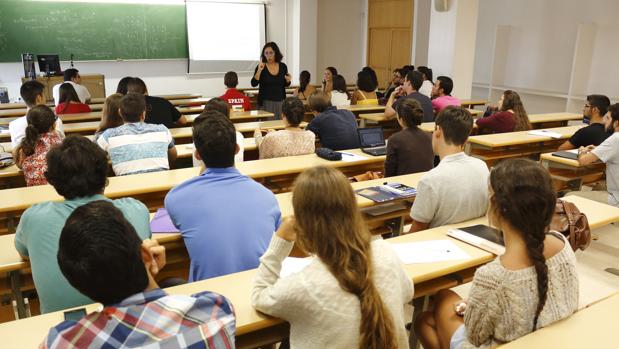 Cada año salen más de 10.000 universitarios de las universidades de Sevilla