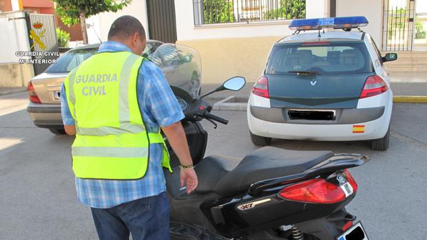La recuperación de una moto robada por un menor puso a los agentes tras la pista de los jóvenes