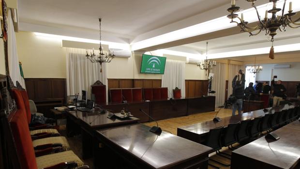 Últimos preparativos en la sala donde se celebrará el juicio