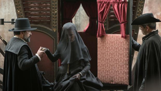 La protagonista femenina de la serie bajando de un carruaje