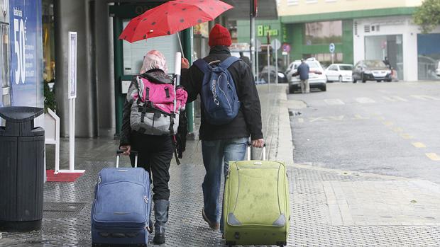 Dos turistas en la plaza del Duque de Sevilla