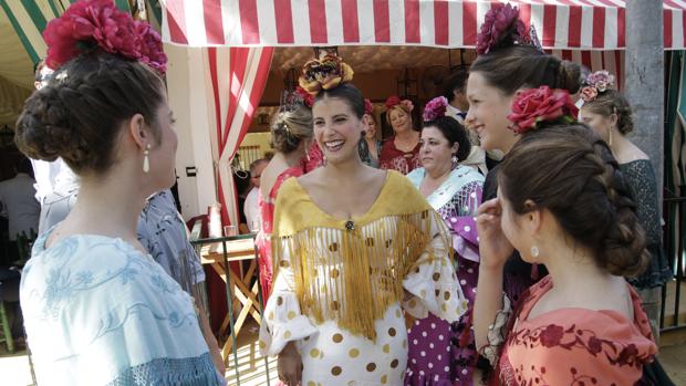 Jóvenes de flamenca durante las últimas jornadas de la Feria