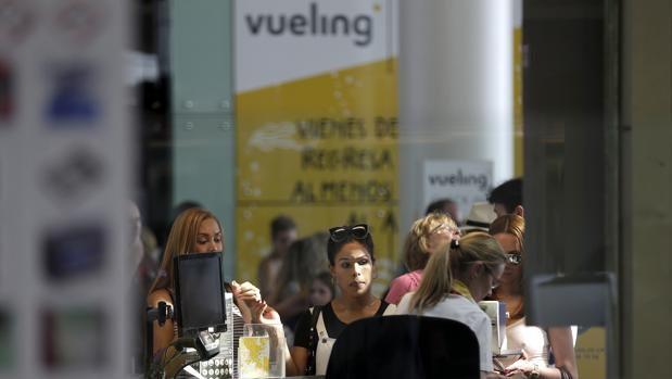 Usuarios de Vueling ante el mostrador de facturación