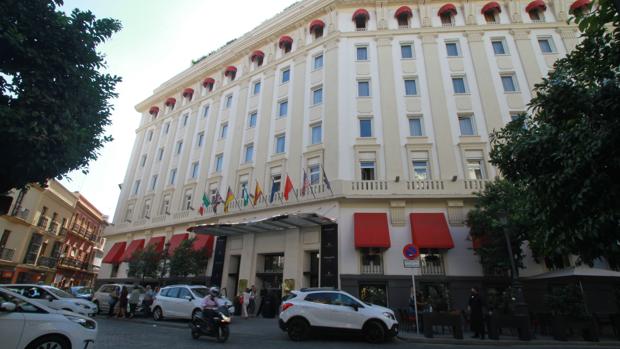 Entrada principal del hotel Colón, de cinco estrellas