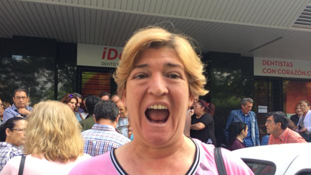 Una de las mujeres afectadas por el cierre de la clínica