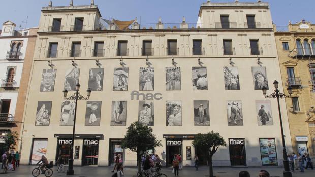 Fachada de la Fnac en la Avenida de la Constitución de Sevilla