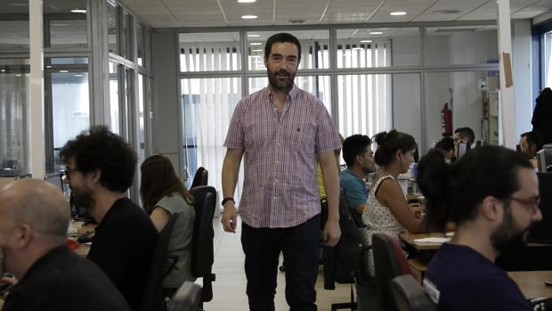 Tom Horsey en la sede de su empresa en Sevilla
