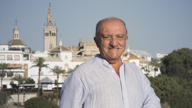 Huguet Pretel en el puente de Triana, su rincón favorito