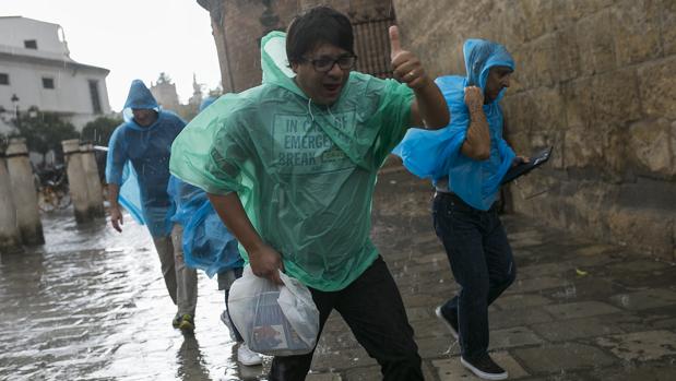 Las lluvias débiles podrían quedarse en Sevilla al menos hasta el mediodía del viernes
