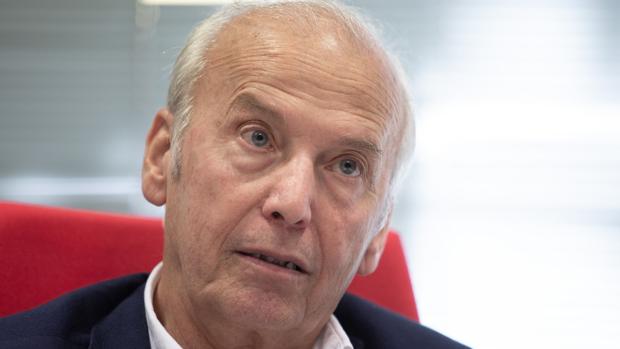 Ernesto Carmona en su despacho en el Centro de Investigaciones Químicas de Sevilla