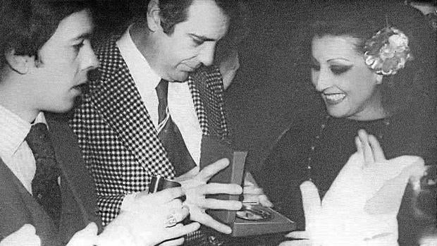 En el local Bulerías del Paseo de Colón, recibió el homenaje de artistas y aficionados que la adoraban. Nuestro compañero José Antonio Blázquez y Pepe Camacho organizaron el acto en 1978