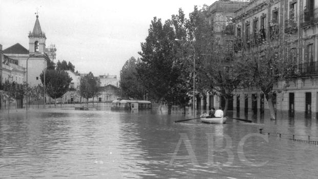 La calle Luis Montoto, durante la riada del Tamarguillo