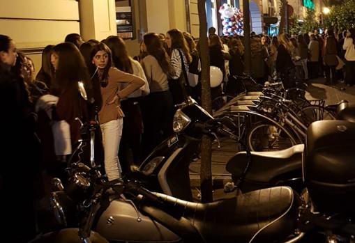 Colas para conocer a la influencer María Pombo