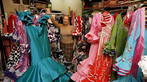 Lina, con algunos de los trajes que ha diseñado