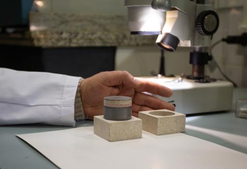 Cubo en el que se inserta la cápsula cilíndrica con el diamante «semilla», el grafito obtenido de los cabellos de un difunto y metales varios