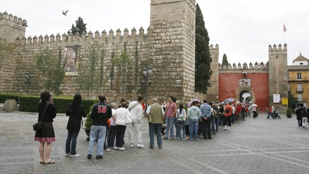 Las colas son usuales en la puerta del León del Real Alcázar de Sevilla