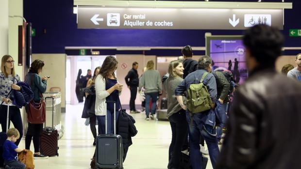 Pasajeros en la terminal del aeropuerto de Sevilla