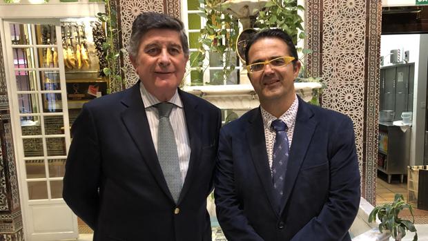 Manuel Pérez, a la izquierda, con Juan Carrión, presidente de Feder