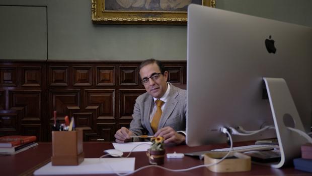 Miguel Ángel Castro en su despacho de la Universidad de Sevilla