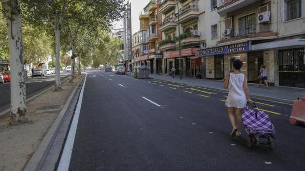Una joven por una calle del barrio de Nervión