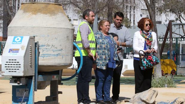 Renovación de la Plaza de los Amarres del sector 10 de Sevilla Este con más zonas ajardinadas, árboles, áreas infantiles y aparatos biosaludables.