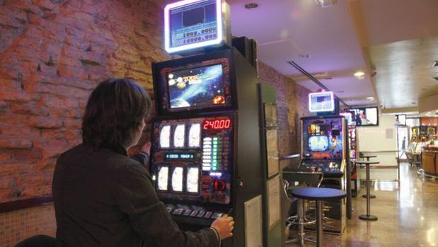 Una persona juega en una de las máquinas de un salón de juego