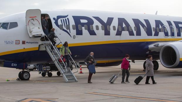 Pasajeros desembarcan de un avión de Ryanair