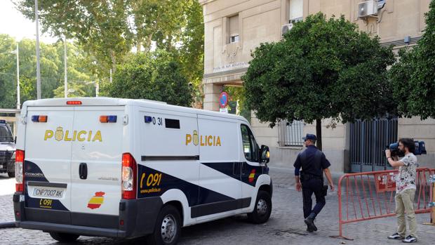 Furgón policial a la llegada a los juzgados de guardia