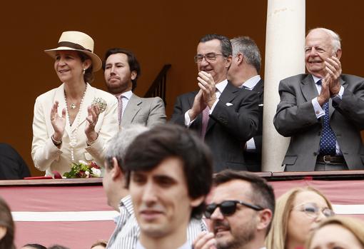 La Infanta Elena al paso de su hija