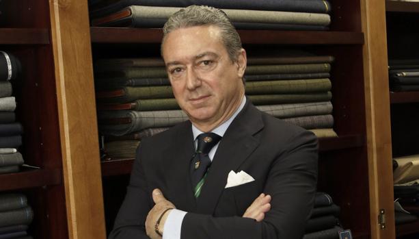 Javier Sobrino en su tienda