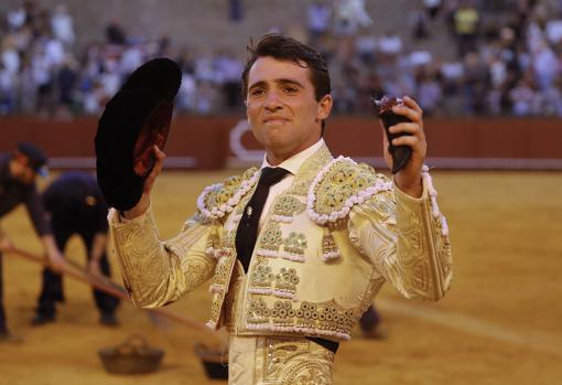 Rafa Serna exhibe la oreja cortada a su segundo toro, el último de la tarde
