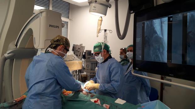Radiólogos operando a un paciente con un aneurisma en la arteria aorta mediante una punción en las ingles y sin necesidad de realizar ninguna incisión en la piel
