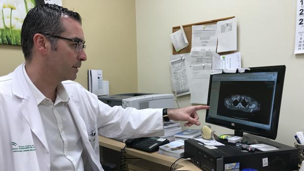 El doctor Luis de la Cruz en su despacho del hospital universitario Virgen Macarena