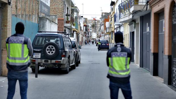 Dos policías, durnate el registro que hicieron tras detener al yihadista de Sevilla