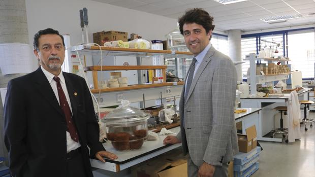 El director de la ETSIE, Valeriano Lucas y el presidente del colegio de Aparejadores, Javier Gómez Ramallo