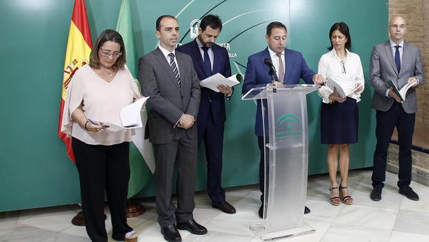 El delegado de la Junta en Sevilla, Ricardo Sánchez, junto con delegados de distintas consejerías