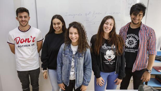 Juan Gil, Reyes Tirado, Alicia Pérez, Mariela Míguez y Juan Antonio Vicente se examinan mañana de Selectividad