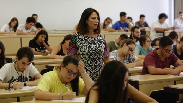 Revuelta, en una de las aulas donde se realizan exámenes de Selectividad