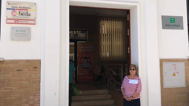 La abuela del niño, ayer, en la puerta del colegio Las Salesianas