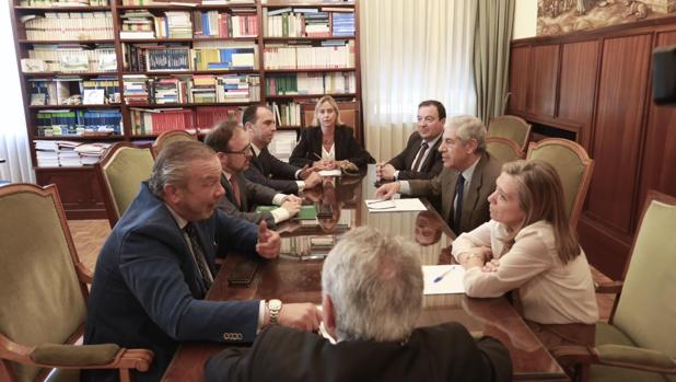 Reunión de responsables de la Junta con el presidente de la Audiencia, el juez decano y el fiscal jefe, entre otros