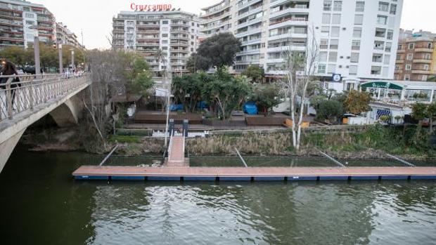 La terraza de copas que hay junto al río y que es objeto de conflicto