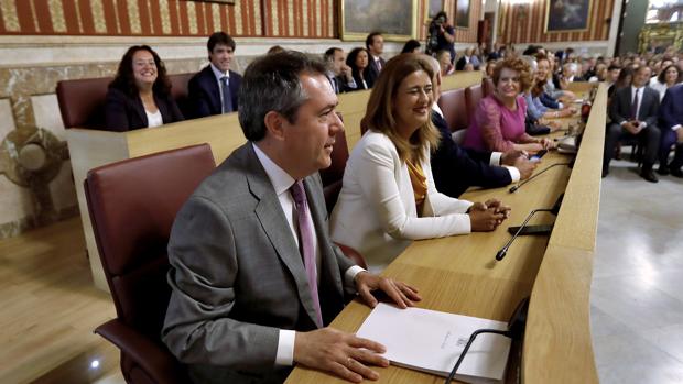 Juan Espadas, con su grupo municipal en el pleno de investidura