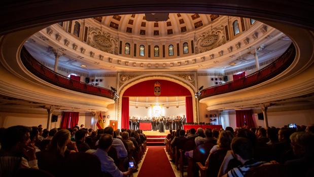 La ceremonia comenzó con la actuación del Coro del COAS