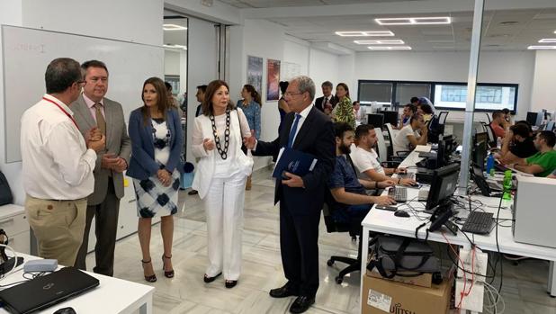 La presidenta de Fujitsu muestra las instalaciones al Consejero de Economía y al alcalde de Sevilla
