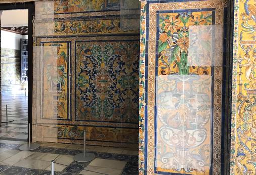 Los paños de cerámica del Palacio Gótico, cogidos con esparadrapo