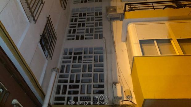 Edificio por el que trepaba el delincuente cuando se precipitó al vacío