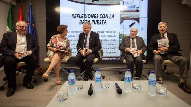 Los doctores Manuel Álvarez Romero y José Ignacio del Pino han recogido sus propias experiencias profesionales en un libro