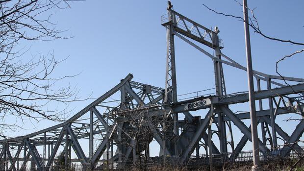 El puente se encuentra depositado en los terrenos del Puerto