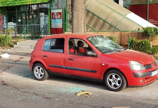 El vehículo del herido y el reguero de sangre junto al coche