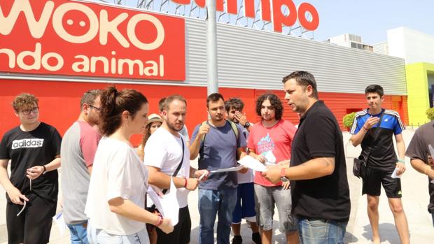 Los afectados se acercaron este lunes al centro comercial para reclamar sus pedidos